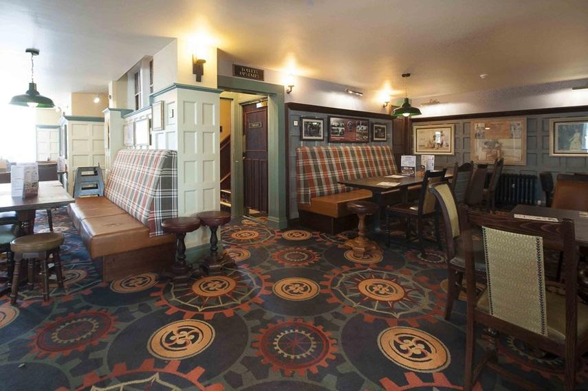 The Crown Hotel Wetherspoon Біґґлсуейд Екстер'єр фото
